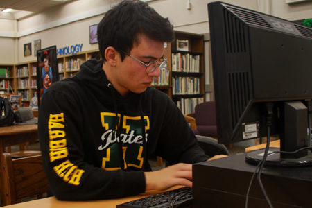 estudiante frente a la computadora